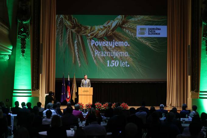 Predsednik Republike Slovenije Borut Pahor se je danes dopoldan udeleil slavnostne akademije ob 150-letnici zadrunitva v Sloveniji in 50. obletnici ponovne ustanovitve Zadrune zveze Slovenije